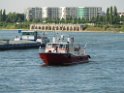 Einsatz Loeschboot und Rettungsboot Koeln Muelheim  P06